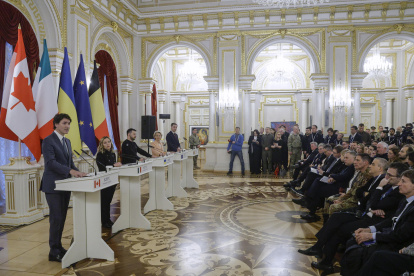 Justin Trudeau (i), Giorgia Meloni, Volodímir Zelenski, Ursula von der Leyen y Alexander De Croo, durante una rueda de prensa este sábado en Kiev.