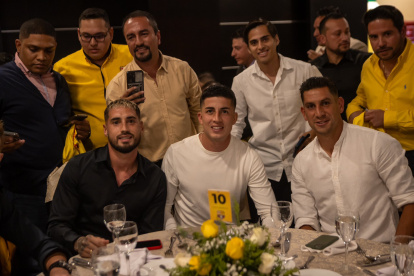 Los jugadores de Barcelona compartieron con los hinchas en la Cena amarilla.