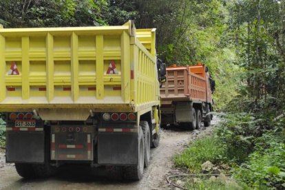Delincuencia. Las volquetas que transportan la materia prima en caminos irregulares tienen placas ecuatorianas.