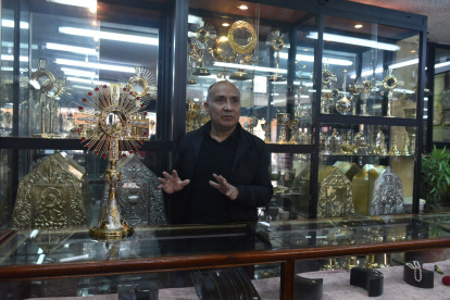 Religiosidad.César Cevallos heredó de su padre el oficio de realizar arte religioso en Sangolquí. En la actualidad elabora los cálices que se utilizarán en el Congreso Eucarístico.