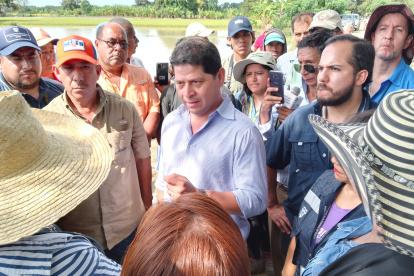 En un recorrido en Daule, el ministro de Agricultora Danilo Palacios, el pasado viernes.