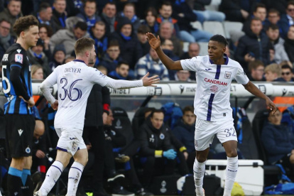 El ecuatoriano Nilson Angulo (d) convirtió el gol de la victoria de Anderlecht ante Brujas