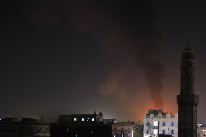 Humo se eleva desde una posición hutí tras los ataques de Estados Unidos y el Reino Unido en Saná (Yemen), el sábado 24 de febrero.
