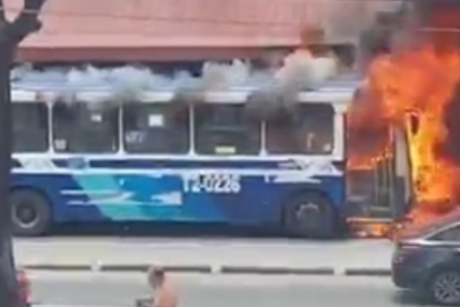 Las llamas afectaron la mayor parte del transporte urbano.