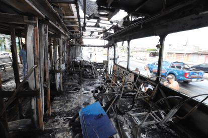 Así quedó el interior del bus articulado