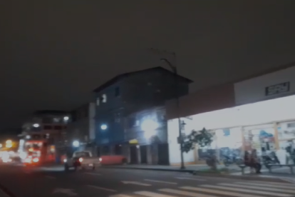 El sitio se encuentra alumbrado solo por las luces de las casas y los carros