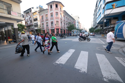 Situación. En diferentes intersecciones de la calle Rumichaca se observan los pasos de cebra interrumpidos.