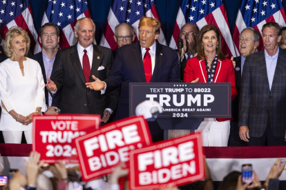 El expresidente estadounidense, Donald Trump (c), habló tras su victoria en las primarias republicanas de Carolina del Sur.