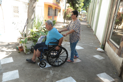 Situación. El jubilado Fernando Santistevan es uno de los cientos de pacientes en espera de una prótesis.