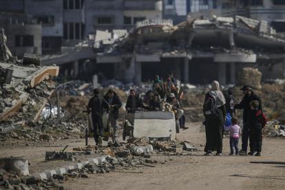 Palestinos caminan junto al campo de refugiados de Al Nusairat, en el sur de la Franja de Gaza.