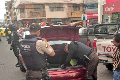 Revisión. Parte de los operativos es la verificación en calles.