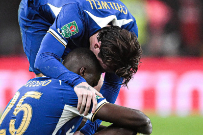 Ben Chilwell consuela a Moisés Caicedo tras caer ante Liverpool en la final de la Copa de la Liga.