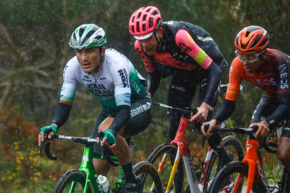 El ciclista tricolor (i) fue uno de los destacados de O Gran Camiño al terminar cuarto en la general que fue dominada por Vingegaard.