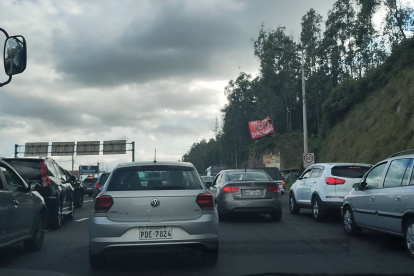 En la vía se registró un atasco de tránsito debido al cierre temporal de la avenida