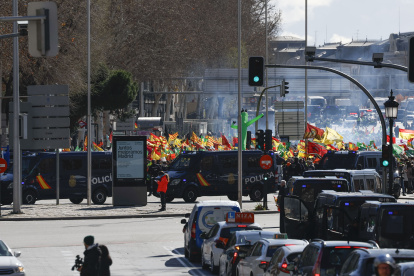 Agricultores de varios puntos de España se manifiestan frente a la sede del Ministerio de Agricultura en Madrid este lunes 26 de febrero de 2024.