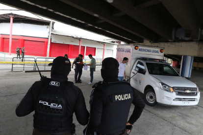 Lugar. Policías llegaron al lugar donde se desplomó el presunto antisocial.