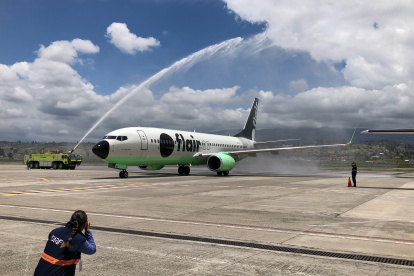 En la llegada del avión hasta el aeropuerto Cotopaxi.