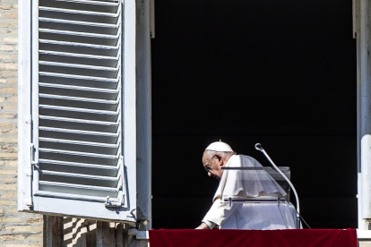 El Papa Francisco dirige la oración del Ángelus desde la ventana de su despacho en la plaza de San Pedro