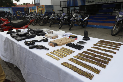 Los cinco detenidos en ambos casos , al igual que las evidencias, fueron presentados en el cuartel modelo, en el norte de Guayaquil.