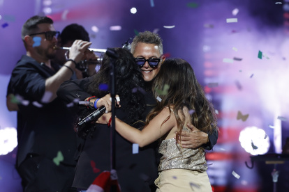 El cantante y compositor español Alejandro Sanz abraza a unas aficionadas durante el 63º Festival Internacional de la Canción de Viña del Mar
