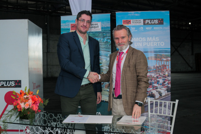 Alianza.-Nikolay Pavlyuchenko, Gerente General de Cool Carriers y Javier Lancha, CEO de Contecon Guayaquil firman un acuerdo.