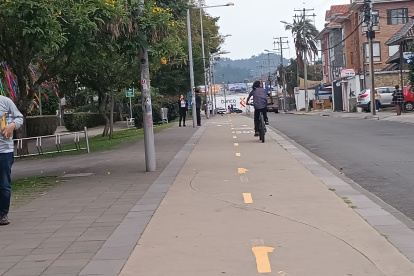 Las autoridades firmaron el convenio de préstamo para implementar el proyecto de movilidad en el centro de Cuenca.