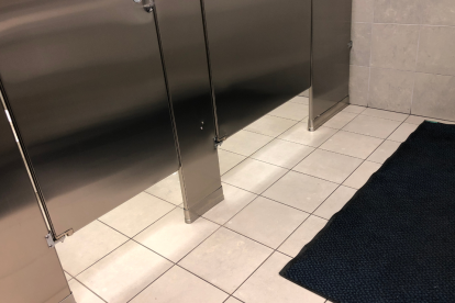 Un video se dos hombres teniendo relaciones en un baño público circula en redes.