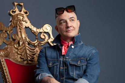 Fotografía cedida por Prime Video que muestra al actor colombiano Julián Arango caracterizado como el personaje de "Hugo Lombardi" para la serie "Bety la Fea".