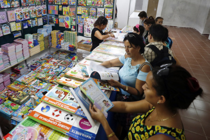 Personas asisten a la Feria del libro en La Habana