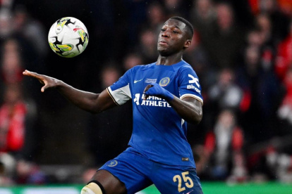 Moisés Caicedo jugó como un volante defensivo en la final ante el Liverpool.