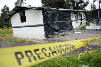 Tras el atentado que sufrió la UPC, los vecinos colocaron plásticos que cubren parte de la destrucción.