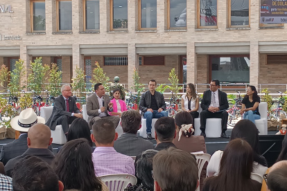 Las autoridades firmaron el convenio de préstamo para implementar el proyecto de movilidad sostenible en el centro de Cuenca.