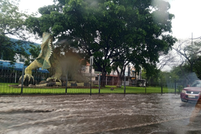 Acumulación de agua en Las Monjas tras lluvia caída este lunes 26, en el norte de Guayaquil.