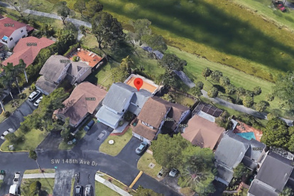 La casa tiene dos pisos y está ubicada en una zona residencial de Miami-Dade.