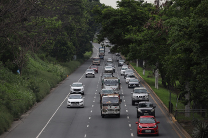 Irrespeto. En el carril central de vía a la costa es común ver al transporte pesado rodando, aun cuando hay letreros que lo prohíben y han sido colocados a lo largo de la arteria.