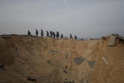 Palestinos cruzando desde el norte de la Franja de Gaza hacia el sur por la carretera Al Rashid, 26 de febrero de 2024.