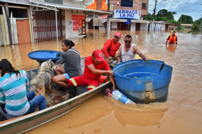 Personas se transportan en lanchas después de que el río Acre aumentara su caudal, en Cobija en el departamento de Pando (Bolivia).