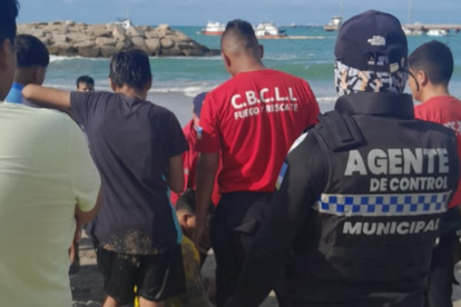 Moribundo el chico fue llevado en brazos hacia la playa.