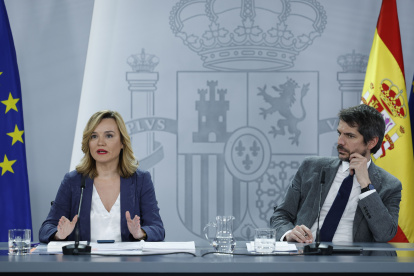 El ministro de Cultura, Ernest Urtasun (d) y la ministra de Educación, Formación Profesional y Deportes y portavoz del Gobierno, Pilar Alegría, durante la rueda de prensa posterior a la reunión del Consejo de Ministros, este martes en el Palacio de La Moncloa