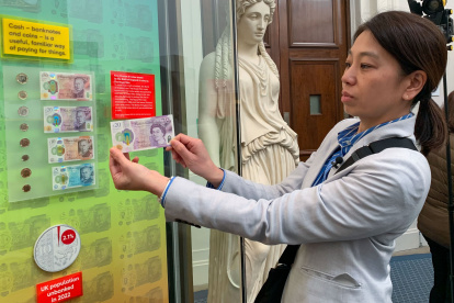Los flamantes billetes de 5, 10, 20 y 50 libras esterlinas con el rostro del rey Carlos III se desvelaron este martes en una exposición en el Banco de Inglaterra