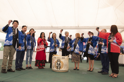El embajador de Japón, Keiichiro Morishita (centro), acompañado de José Villena, Franklin Encalada, Romina Muñoz, Emma Tapia, Diana Atamaint, Isabel Albornoz, María José Pinto, Magali Orellana y César Córdoba.