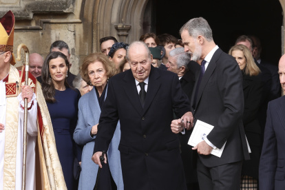 El rey Felipe VI ayuda a su padre, Juan Carlos I, a entrar en el automóvil a la salida de un servicio religioso en Windsor por el difunto Constantino de Grecia. Atrás, Sofía y Letizia.