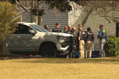 Athens (Georgia). La policía recorre una zona en busca del autor del asesinato de joven universitaria, el jueves 22 de febrero de 2024.