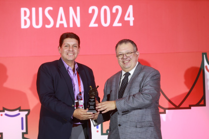 Paul Calle, presidente de la Federación Ecuatoriana de Tenis (i), recibiendo el galardón del máximo representante de la ITTF en Busan, Corea.