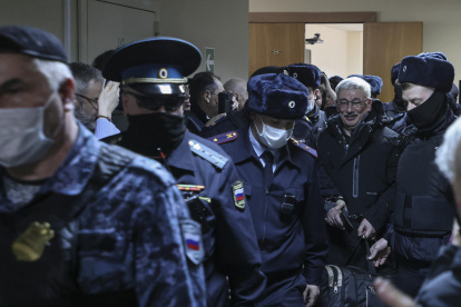 Moscú. Policías escoltan al activista Oleg Orlov, cofundador de Memorial.