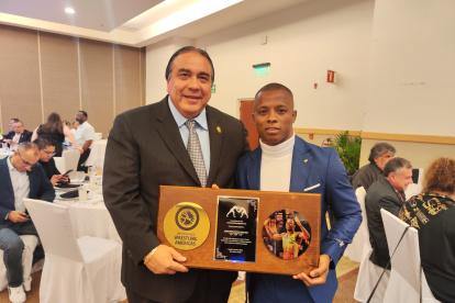 Andrés Montaño (d), junto a Francisco Lee, presidente de la United World Wrestling Américas.