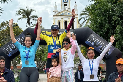 Estefanía Rivera (c) lideró tanto en la contrarreloj como en la ruta.