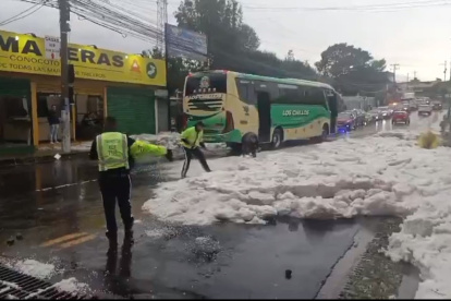 La granizada que se registró en Conocoto hizo que el hielo se acumule en las vías.