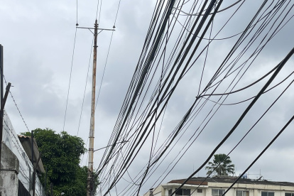 Escena. Ciudadanos expresan su temor debido a los cables caídos.