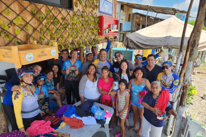 Ciclistas de L’Aurora junto a comuneros en Punta Diamante.
